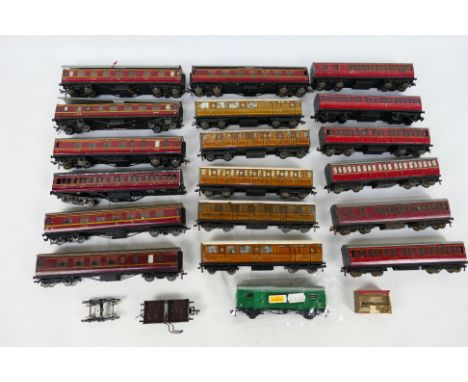 Hornby Dublo - Other - 20 unboxed mainly Hornby Dublo passenger coaches. Lot includes Hornby Dublo 3rd Coach '45401' in LNER 