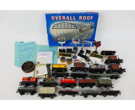Hornby Dublo - Peco - Trix - Others - A collection of Hornby Dublo freight rolling stock with a miscellany of OO gauge model 