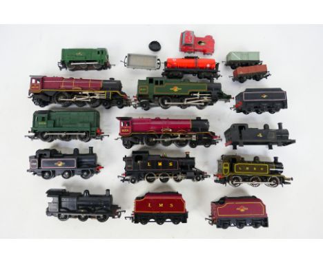 Triang - Hornby - Other - An unboxed and playworn siding of OO and TT gauge locomotives and rolling stock. Lot including Tria
