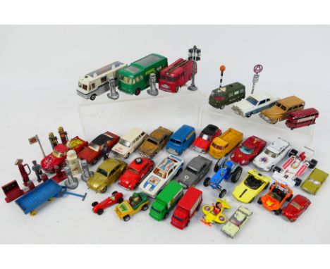 Dinky Toys - Corgi Toys - Matchbox - Gama - Others - An unboxed group of diecast model vehicles and some diecast accessories,