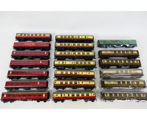 Hornby Dublo - A rake of 20 unboxed Hornby Dublo passenger coaches. Lot includes Hornby Dublo LMS Stanier Composite 'M4183' i