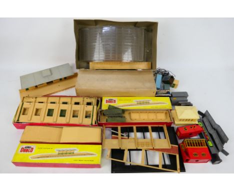 Triang - Hornby - Hornby Dublo - A boxed and unboxed group of OO gauge model railway accessories which includes a boxed Trian