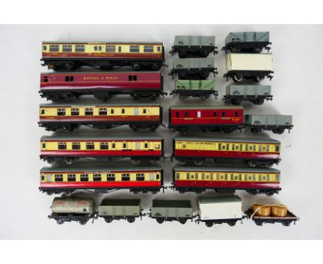 Hornby Dublo - An unboxed group of 20 Hornby Dublo freight and passenger rolling stock. Lot includes Hornby Dublo 6-Wheel 'St