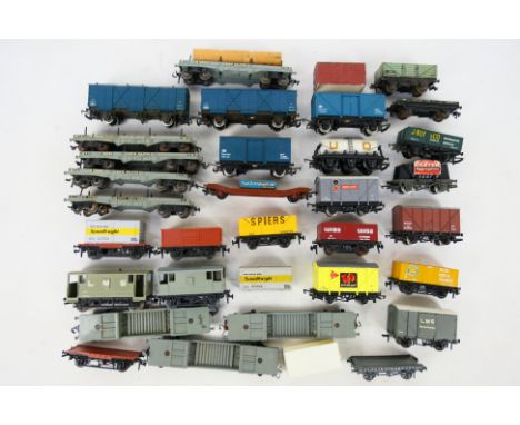 Hornby Dublo - Wrenn - 30 items of unboxed OO gauge freight rolling stock. Lot includes Wrenn 20T Presflo Ore Wagon Op.No.7 '
