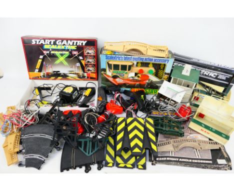 Scalextric - A mixed collection of boxed and largely unboxed Scalextric slot car, buildings, accessories and track. Lot inclu