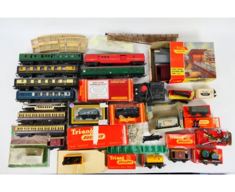Hornby - Triang - Wrenn - Other - A miscellany of boxed and unboxed OO gauge model railway item that contains rolling stock a