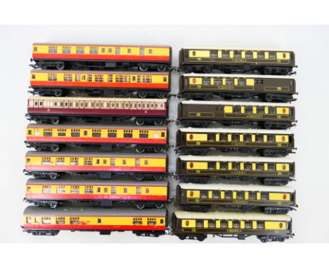 Hornby - Triang - An unboxed rake of 14 OO gauge passenger Coaches. Lot includes Triang Pullman 1st class car with seats  'An