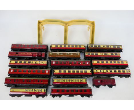 Hornby Dublo - 17 unboxed Hornby Dublo predominately passenger coaches with an unboxed Hornby Dublo Footbridge. Lot includes 