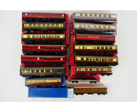 Hornby Dublo - A boxed group of 15 Hornby Dublo rolling stock mainly passenger coaches. Lot includes Hornby Dublo #4049 Compo