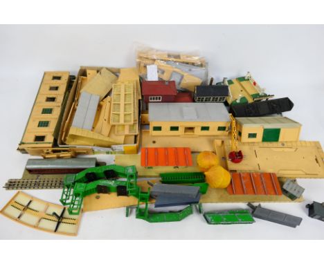 Triang - Hornby - Hornby Dublo - Others - An unboxed group of OO gauge model railway accessories in metal and plastic which i
