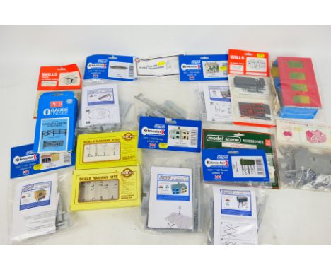 Kitmaster - Dapol - Wills Finecast - Ratioo - Other - A collection of mainly bagged HO/OO gauge plastic model railway accesso