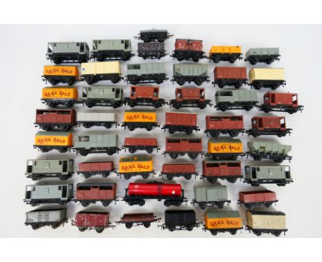 Hornby - Triang - Hornby Dublo - Others - Over 40 unboxed playworn items of mainly Hoprnby Dublo OO/HO gauge freight rolling 