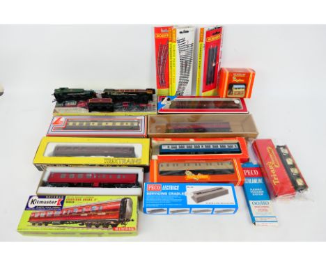 Lima - Triang - Kitmaster - Trix - Other - A mixed collection of boxed OO gauge rolling stock, built plastic model kits and a