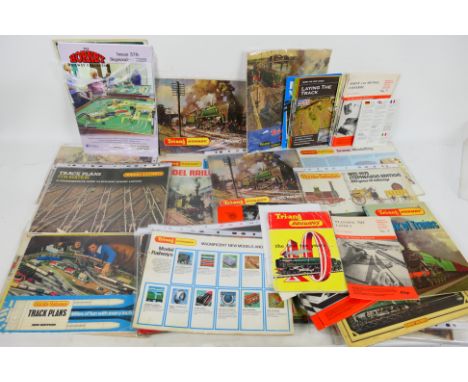 Hornby - Triang - Other - A group of mainly Hornby and Triang catalogues, track plans and other model railway related ephemer