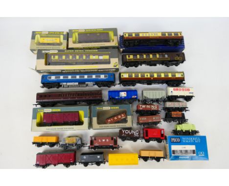Hornby - Wrenn - Hornby Dublo - Other - A mainly unboxed grouping of OO gauge passenger and freight stock. Lot includes Wrenn