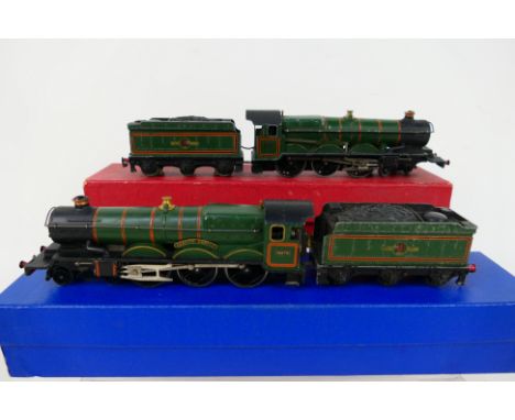 Hornby Dublo - Two boxed Hornby Dublo 2-rail steam locomotives and tenders. Lot consists of #2220 Castle Class 4-6-0 Op.No.70