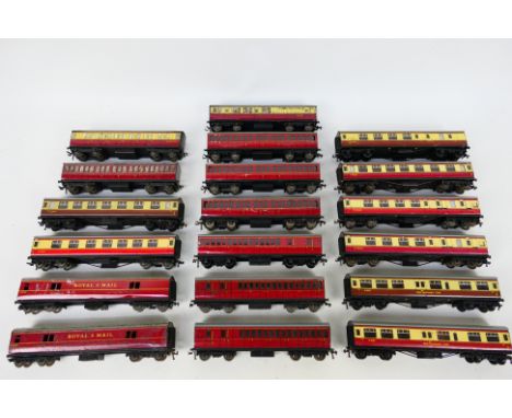 Hornby Dublo - A rake of 20 unboxed Hornby Dublo passenger coaches. Lot includes Hornby Dublo LMS Stanier Composite' M4183' i