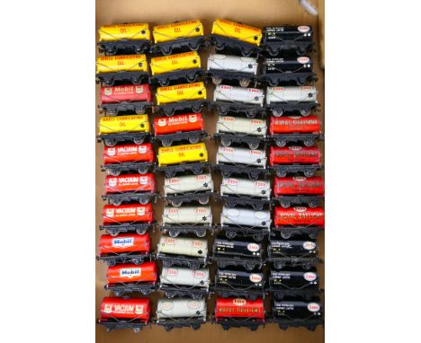 Hornby Dublo - 40 unboxed Hornby Dublo 14T tank wagons. Lot includes Hornby Dublo 'Esso';  'Royal Daylight Paraffin'; 'Vacuum