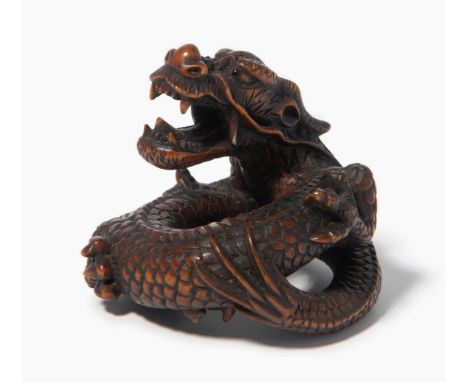 Holz-Netsuke von Shinzan Masanao (1904–1982)Japan, 20.Jh. Ise-Schule. Signiert Masanao Shinzan. Eingerollter Drache mit geöff