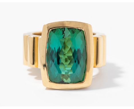 Turmalin-Ring750 Gelbgold. Massiver Ring mit gerillter Ringschiene. Schauseite mit Goldzarge und einem feinen, blaugrünen Tur