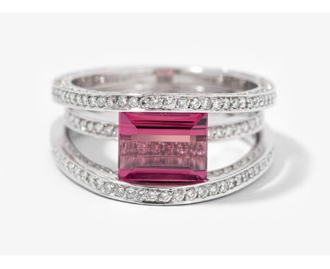 Turmalin-Brillant-Ring750 Weissgold. Aparter Ring aus drei mit Brillanten verzierten Ringschienen. Die Schauseite mit einem e