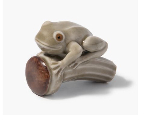 Porzellan-Netsuke von Armin Müller (1942–2000)USA, spätes 20. Jh. Signiert "Mizu" (Wasser) in Kanji-Schriftzeichen. Celadonfa