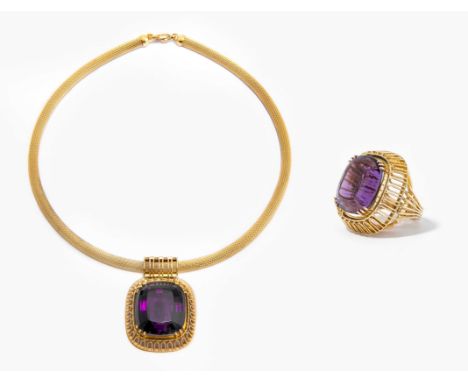 Amethyst-Collier und Ring1960/70er Jahre. 750 Gelbgold. Anhänger und Ring mit je einem facettierten Amethyst-Kissen von ca. 1
