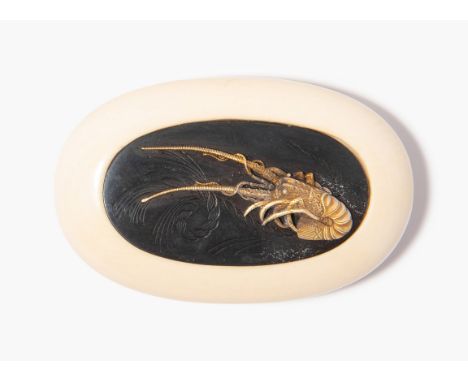 Kagamibuta-Netsuke Japan, 19.Jh. Ovalform. Elfenbeinschale trägt Platte aus Shakudo, darauf goldene Languste in taka-zogan. R