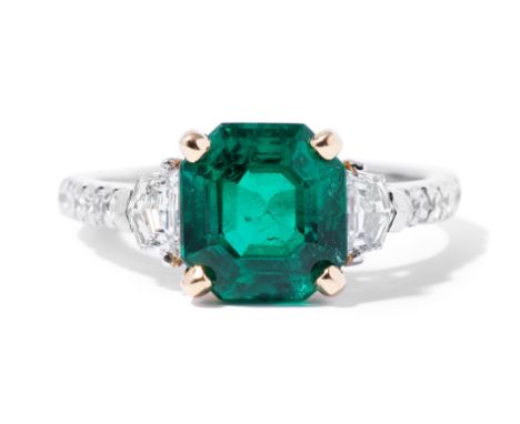 Smaragd-Diamant-RingPlatin/750 Gelbgold. Exklusiver Ring mit einem sehr feinen, kolumbianischen Smaragd in oktagonalem Treppe
