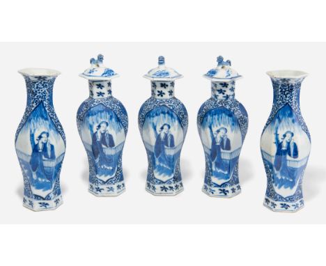 Lot: 5 VasenChina, 19.Jh. Porzellan. Teilweise mit Kangxi-Marke auf dem Boden. Sechspassige Vasen mit unterglasurblauem Dekor