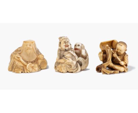 Lot: 3 Netsuke Japan, 19.Jh. Elfenbein. Signiert Hironobu. Junge mit Laterne, der von einem Hocker herunterfällt. H 3 cm. / S