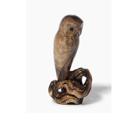Netsuke von Guy Shaw (1951–2003)England, 20.Jh. Signiert GS. Versteinerte Alaskakoralle. Augen aus schwarzer Koralle. Schleie