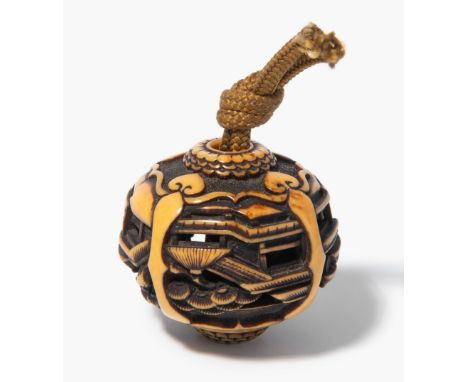 Ryusa-Manjû-Netsuke Japan, 19.Jh. Elfenbein. Unsigniert. Durchbrochen gearbeitet mit Tempellandschaft. H 2,8, D 3,1 cm.This i
