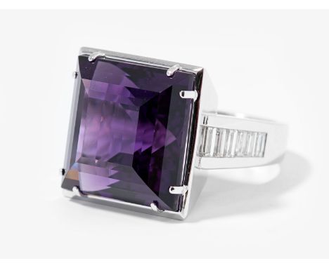 Ametyst-Diamant-Ring750 Weissgold. Amethyst-Carré von ca. 28 ct. Ringschultern mit 12 feinen Diamant-Baguetten verziert. Gr. 
