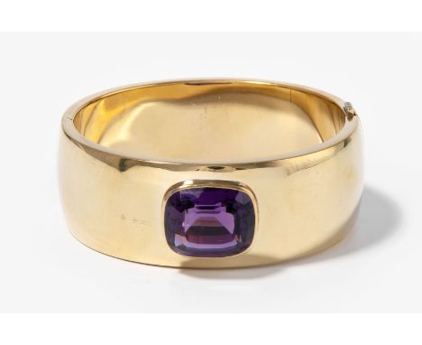 Amethyts-Armreif585 Gelb-/Weissgold. Leicht bombierte Armspange mit einem facettierten Amethyst-Kissen von ca. 24 ct in Zarge