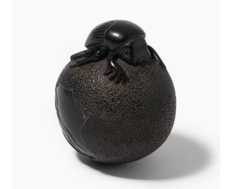 Holz-Netsuke von Guy Shaw (1951–2003)England, 1991. Ebenholz und Onyx. Signiert mit Monogramm GS. Heiliger Pillendreher (scar