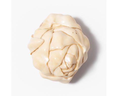 Netsuke von Ueda Kohosai (gest.1907 in Osaka)Japan, Ende 19.Jh. Elfenbein. Signiert Kohosai. In Form eines Yurine (Zwiebeltei