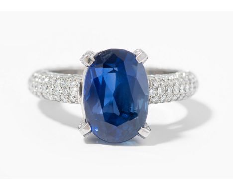 Burma-Saphir-Brillant-Ring950 Platin. Exklusiver Ring mit einem feinen, oval facettierten Burma-Saphir von 7.37 ct. Chatonfas