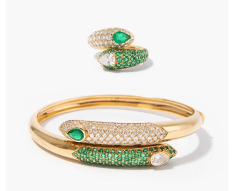 Smaragd-Brillant-Demi-Parure750 Gelbgold. Ring und Armreif, ausgefasst mit je zwei Smaragd-Tropfen von zus. ca. 0.90 ct, zwei