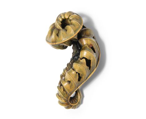 Holz-Netsuke von Guy Shaw (1951–2003)England, 20.Jh. Eukalyptusholz, grün bemalt. Signiert GS. Sich kräuselndes Farnblatt, in