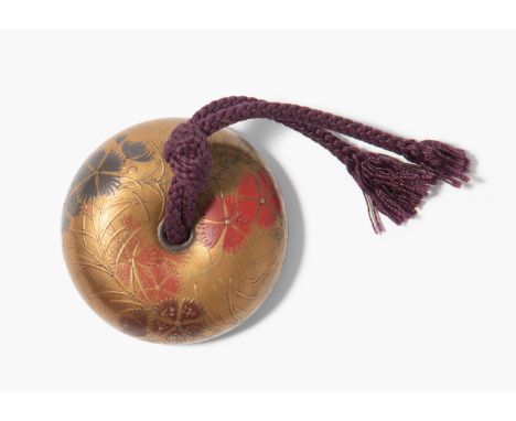 Kagamibuta-Netsuke, Natsuo (Kano Natsuo 1828–1898) zugeschrieben.Japan, 19.Jh. Schale aus Gold-Lack mit Nadeshiko-Blumen (Dia
