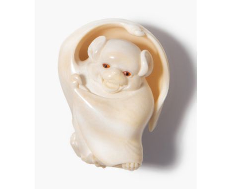 Netsuke von Wakabayashi Kansui (1955 – ) Japan, 1984–1990. Elfenbein. Signiert Kansui. Fledermaus. Ohne Himoana. H 4 cm.This 