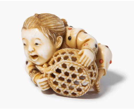 Netsuke von Yasuaki (Homei) Japan, Meiji-Zeit. Elfenbein, eingelegt mit Koralle, Schildpatt und Horn. Lachendes Mädchen versu