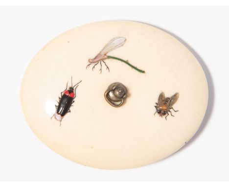 Manjû-Netsuke Japan, 19.Jh. Elfenbein, eingelegt mit Schildpatt, Horn, Koralle und Perlmutt. Im Shibayama-Stil verziert mit v