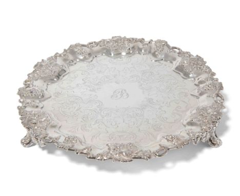 Grosser SalverSheffield, 1845. Silber. Herstellermarke Henry Wilkinson & Co. Rundform auf Volutenfüssen, fassonierte Umrandun