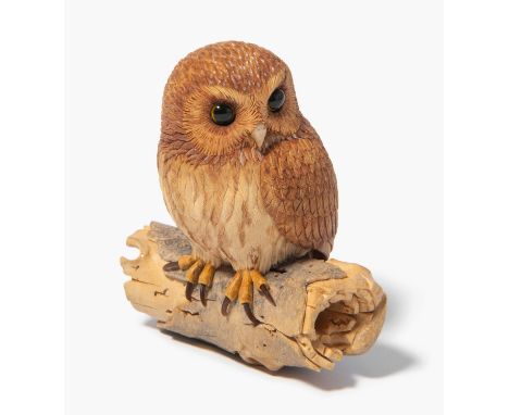 Netsuke von Cornel Schneider (1965–)Schweiz, 1998. Signiert CS auf eingelegter goldener Plakette. Buchsbaum, geschnitzt. Eule