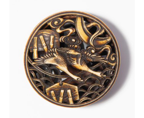 Ryusa-Manjû-Netsuke Japan, Mitte 19.Jh. Elfenbein, durchbrochen gearbeitet. Unsigniert. Zwei fliegende Wildgänse vor Mondsich