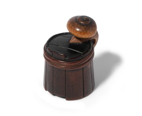Holz-Netsuke von ShigemasaJapan, Mitte 19.Jh. Verschiedene Holzarten. Signiert Shigemasa. Eine realistisch dargestellte Schne