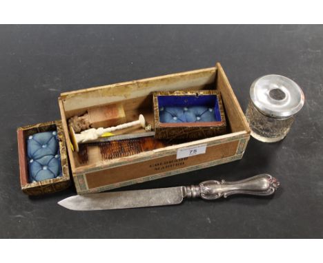 A BOX OF SILVER ITEMS AND COLLECTABLES TO INCLUDE A BUTTON HOOK