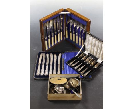 A QUANTITY OF MIXED CASED CUTLERY, TO INCLUDE SILVER BUTTER KNIVES, AND A SMALL QUANTITY OF COLLECTABLES TO INCLUDE A RONSON 